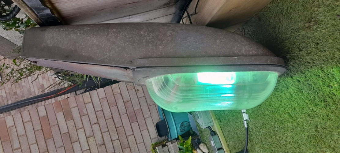 Horizon Major with MA/V
I had to try the two MA/Vs I have from the enamel fittings. The Major has no arc deflector, so I turned it on its end to run them. Both lamps like the lantern worked with no issues! A slightly spluttery start, but they soon settled down.
