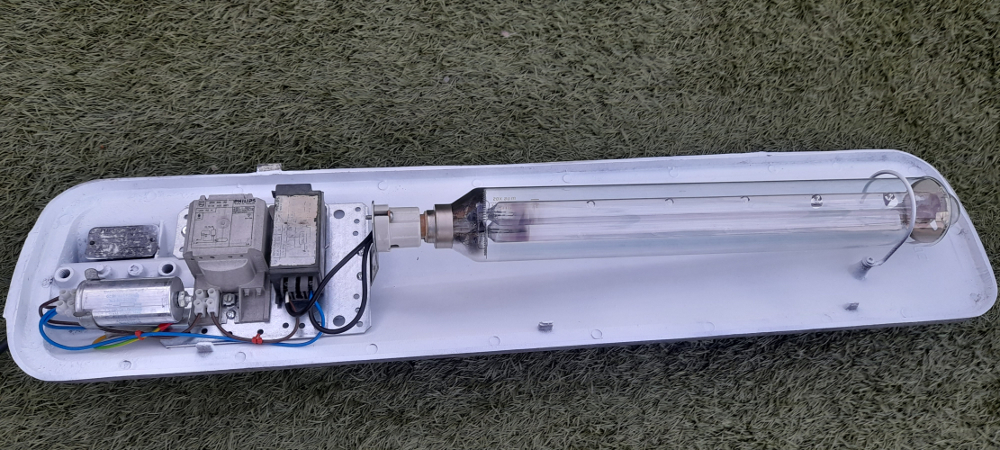 GEC Z9554 Modified
How I modified my GEC Z9554 to take 90W gear in head. Some diy plates made a perfect fit with plenty of places to secure the gear. The ignitor has since been replaced with one in better condition.
