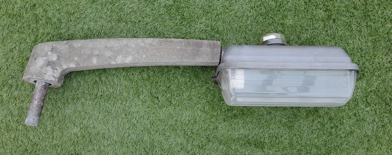 Philips MI50
Philips MI50 residential street lantern on a Stanton 2005 concrete bracket
