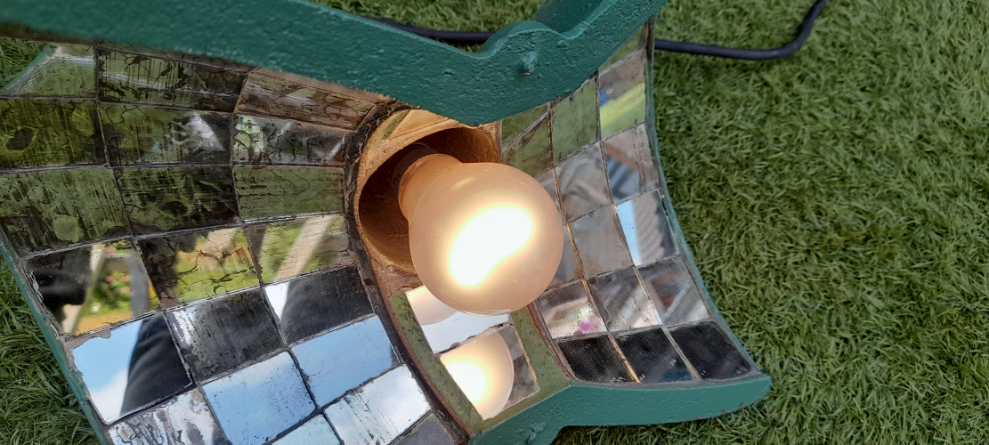 The ESLA up close
Here it is, the ultimate lantern for most UK collectors: The ESLA! I have in it a modern Mazda 60W pearl tungsten lamp. It's the first time in a while I've switched on a tungsten lamp, there's no look quite like it!
