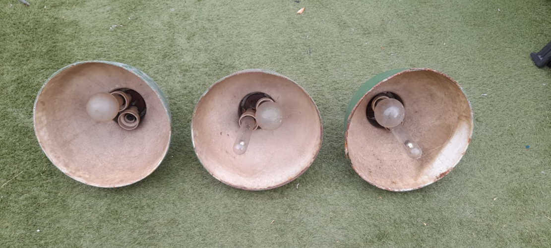 Revo enamel factory fittings
Just scored three of these Revo enamel reflector fittings. Twin lamp MA/V and high power tungsten. My guess is the tungsten ballasts the merc?
