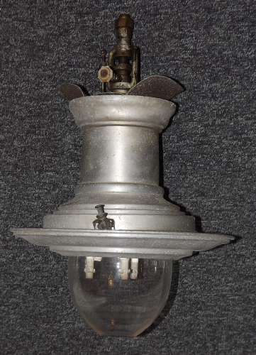 SUGG Surbiton
My first and currently only gas lantern in the collection. Was fun getting this one here, it had to go in for asbestos removal before it could enter the collection. Very small thing, but nearly complete. All it needs is come new gas burners as many have broken.
Keywords: SUGG;Surbiton;gas