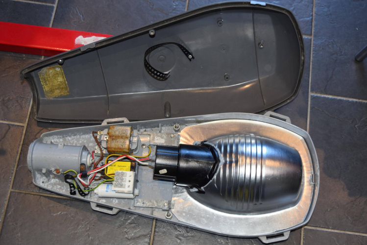 Urbis ZX1
This lantern came from someone in my town, however it is not clear where it was originally installed, he thinks a tennis court which is possible giving it being 100w CDO, But i dont know of any that had these around here.
