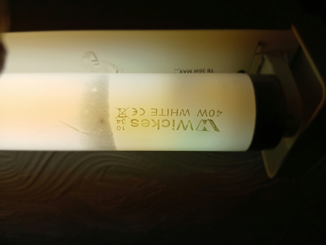 Wickes 'fat cap' 40w T12 white
Done a bit of work this one, as well as the banding, the phosphor on the tube is quite a bit darker than a new one. No shields on this tube.
Spent it’s life running on a electronic start magnetic ballast (UK made)
