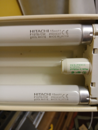 Hitachi !5w ccool white 4200k
A pair of these in my switch start desk clamp 'anglepoise' style lamp.
odd right hand side branding.
I have some NEC cool whites somewhere too.
Can't show them lit as my phone goes into flickery band mode
Keywords: Hitachi 15w T8
